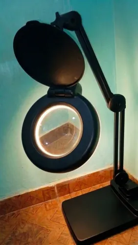 Luminaria com lupa articulável led funcionando perfeitamente( barato negociável)