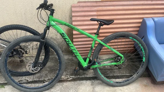 Bicicleta aro 29 com documento nova sem defeito pra vender e pra rolo valor de mil reais