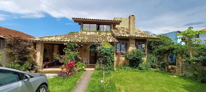 Casa de alvenaria, tijolos a vista, com 2 pavimentos e 218m², não financiável, no Morro da