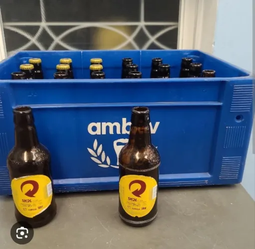 Vendo 4 engradado de cerveja 300 ml - 23 unidades cada, com garrafas. Mas 2 engradados de