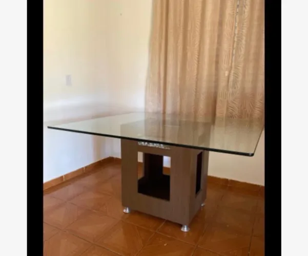 Mesa de vidro  com base em embuia 1,40 X 1,40