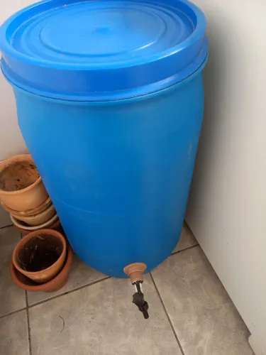 BOMBONA DE PLÁSTICO 85 LITROS COM TORNEIRA.