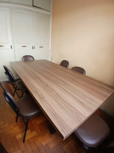 Mesa e cinco cadeiras