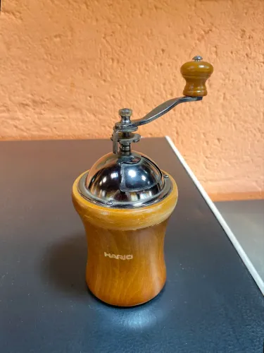 Moedor de café Hario Dome Madeira Vintage Retrô