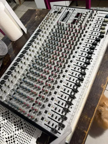 Mesa de som Behringer 24 canais 