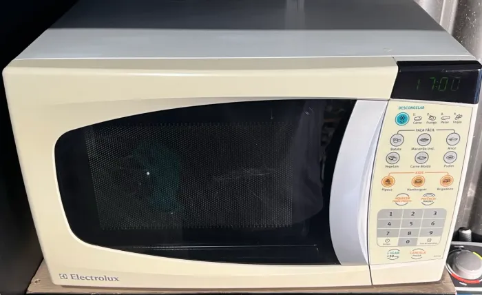 Microondas Electrolux 18 litros funcionando perfeitamente