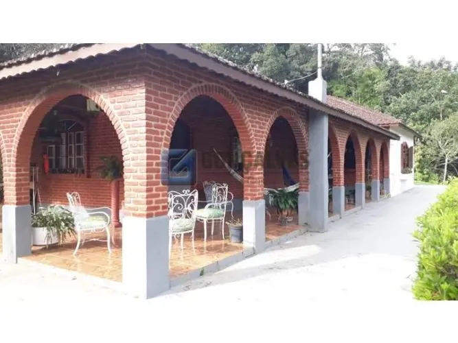 Chácara à venda em Extrema/MG | 3 quartos (1 suíte) + 10 vagas | Próxima à Cachoeira do Sa