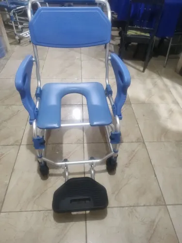 Vende-se cadeira de rodas para banho 