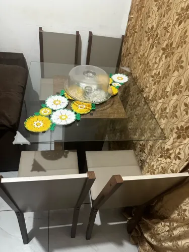 Conjunto mesa de jantar, tampo de vidro com 4 Cadeiras