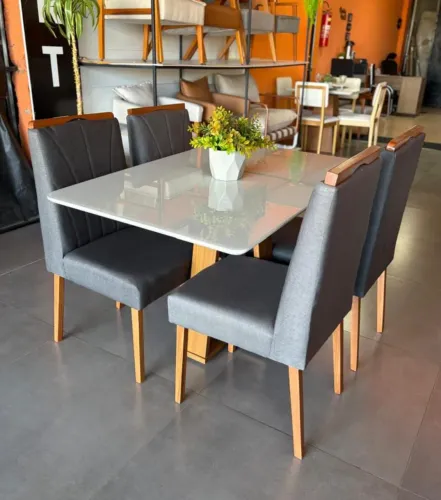 Conjunto de mesa Emily em madeira maciça C/4 cadeiras novo a  pronta entrega 