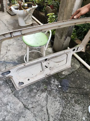 Uma porta do lado direito do uno e uma porta do porta mala 