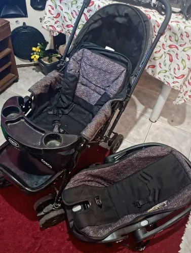 Carrinho com bebê conforto