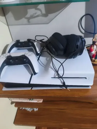 Playstation 5 com dois controles