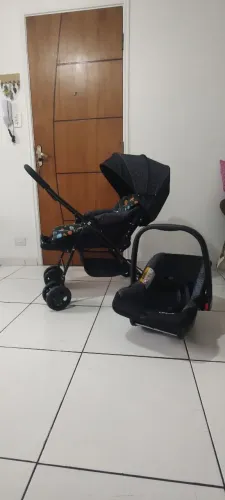 Carrinho de bebê com bebê conforto
