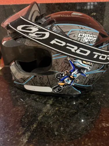 Capacete infantil pro tork com óculos