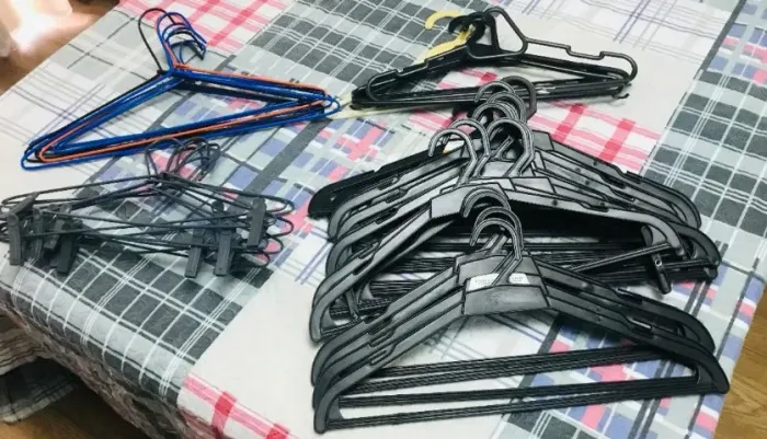 Lote de 40 cabides - modelos diversos - usados