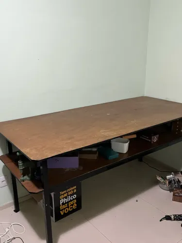Mesa de madeira, duas divisorias