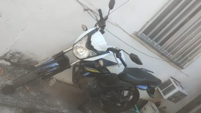 Vendo moto no estado. Moto em dia ! Apenas com algumas coisas pra fazer