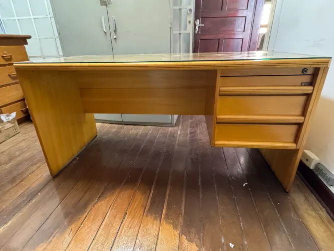 Mesa de escritório com tampo de vidro
