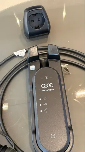 Carregador Original Audi com suporte de Parede
