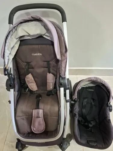 Carrinho de bebê Moisés Kiddo com bebê conforto