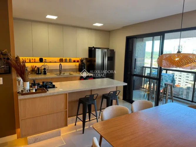 Apartamento Alto Padrão à Venda no Kobrasol, 3 suítes mais lavabo, 2 vagas e hobbybox