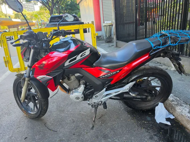 Honda cb twister 250cc  troca ou venda 