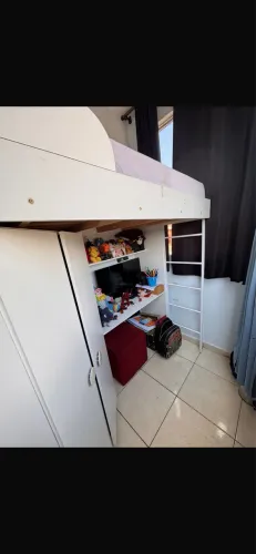 Cama com guarda roupa 