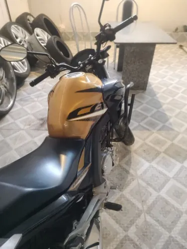 Cb 250 Twister ano 2020 com 32 mil km originais.
