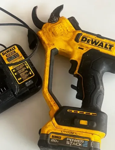 Tesoura de Poda DeWalt 20V + Bateria Power Stack + Carregador (Completa!)