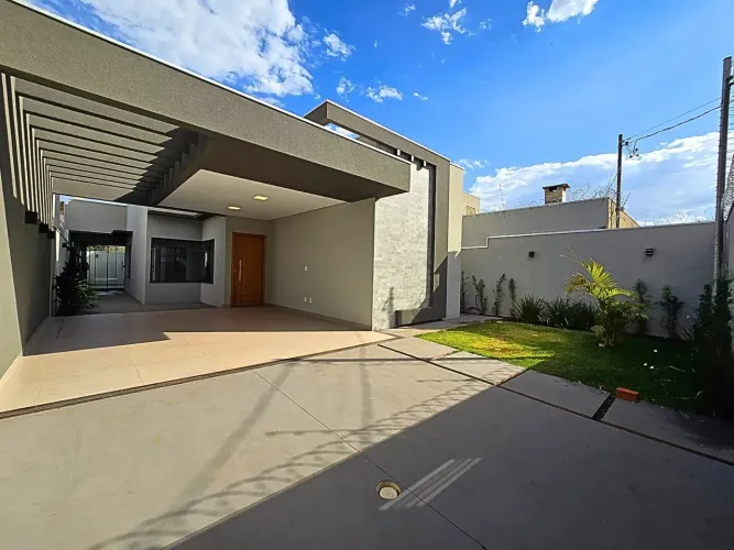 Linda Casa Térrea com Alto Padrão de Acabamento na Vila Piratininga