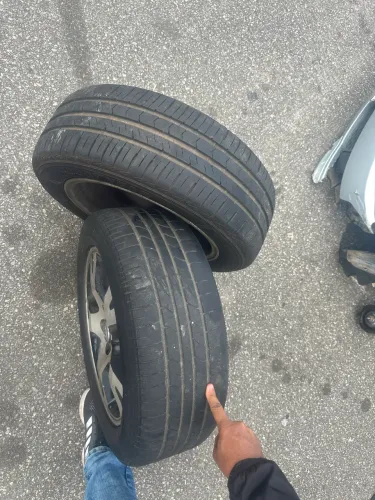 Vendo jogo de Pneus e roda corolla aro 16