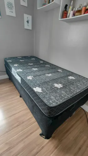 Cama de solteiro seminova, muito bem concervada e em ótimo estado de uso!