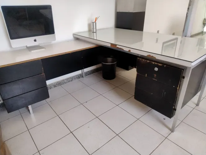 Mesa de escritório com tampa de vidro