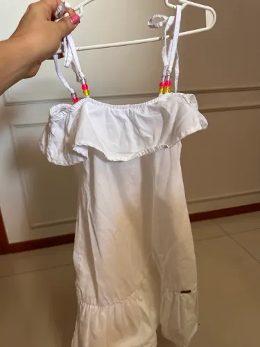 Vestido branco com detalhes de miçangas 