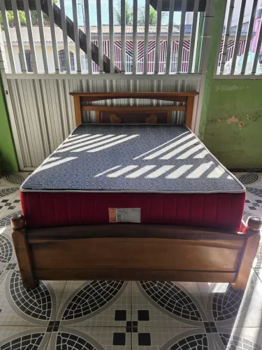 Cama de Madeira e Colchão