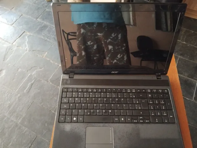Carcaça notebook acer aspire 5250 funcionando parcialmente, com 4gb mem,s/hd teclado ruim.