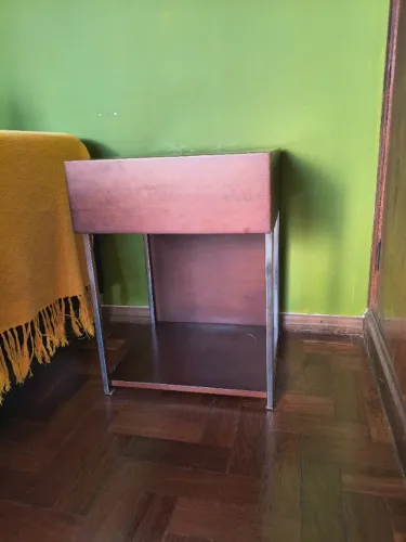 Mesa de cabeceira com gaveta - madeira