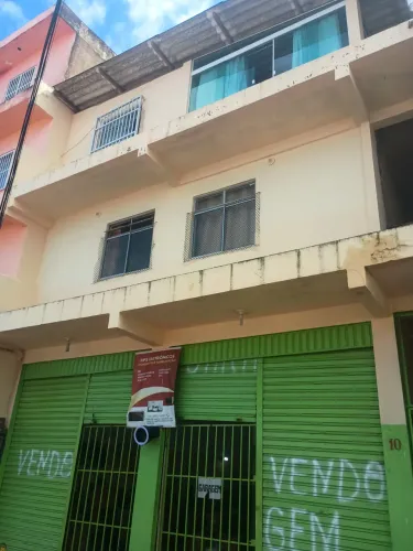 Vendo duas casas grande com ponto comercial.