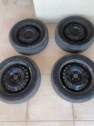 4 Pneus 185/60 R15 com rodas - Ótimo estado!