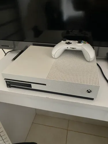 Xbox One S 500GB + 1 controle + 4 jogos