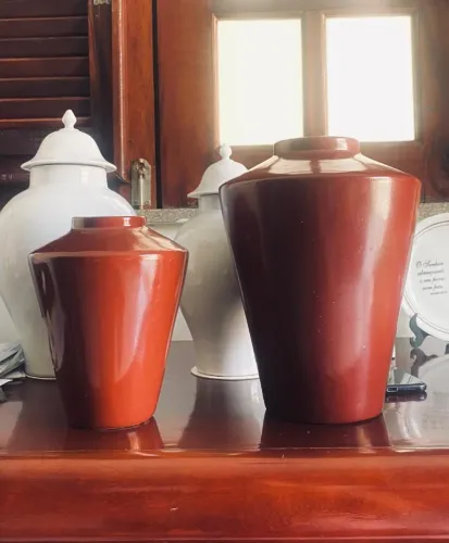 Dupla de vasos urna em cerâmica marrom para decoração