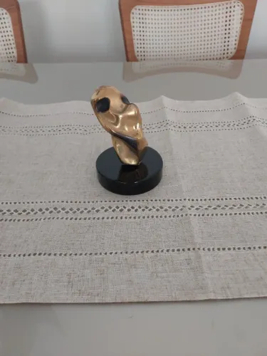 Escultura abstrata em bronze polido