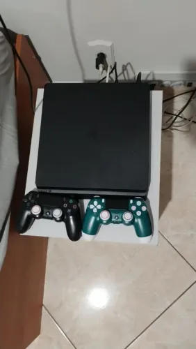 PLAYSTATION 4 SLIM 1TB E 2 CONTROLES