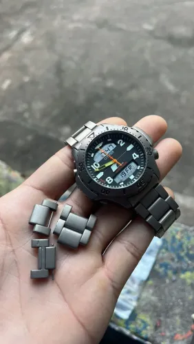 Relogio Citizen JP3040-59E em titânio com visor analógico-digital.