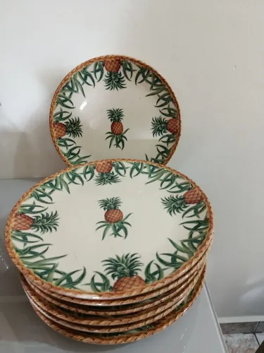 8 Pratos rasos abacaxi. Muito resistentes. Lindos. 