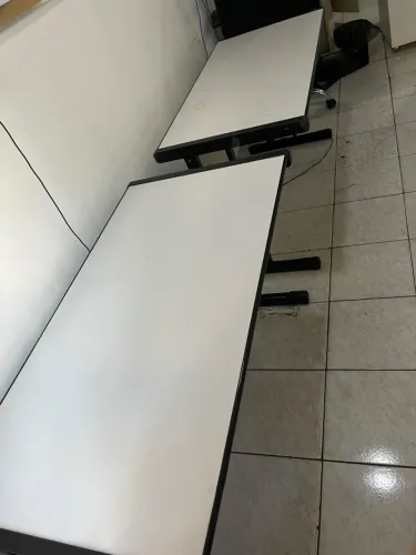 Mesa de escritório reta - Tampo branco, bordas e pés pretos (usada) em BH