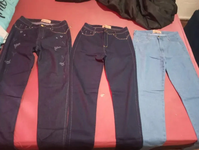 Vendo kit de 3 calças novas nunca usadas numeração 42 chamar ZAP *