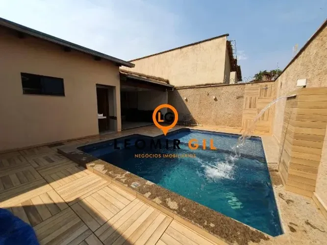 OPORTUNIDADE - CASA ÚNICA NO LOTE COM 3 SUÍTES E ENERGIA SOLAR. CENTRO.