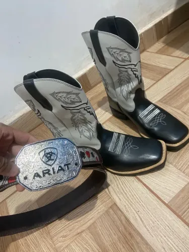 bota texana e fivela ariate 